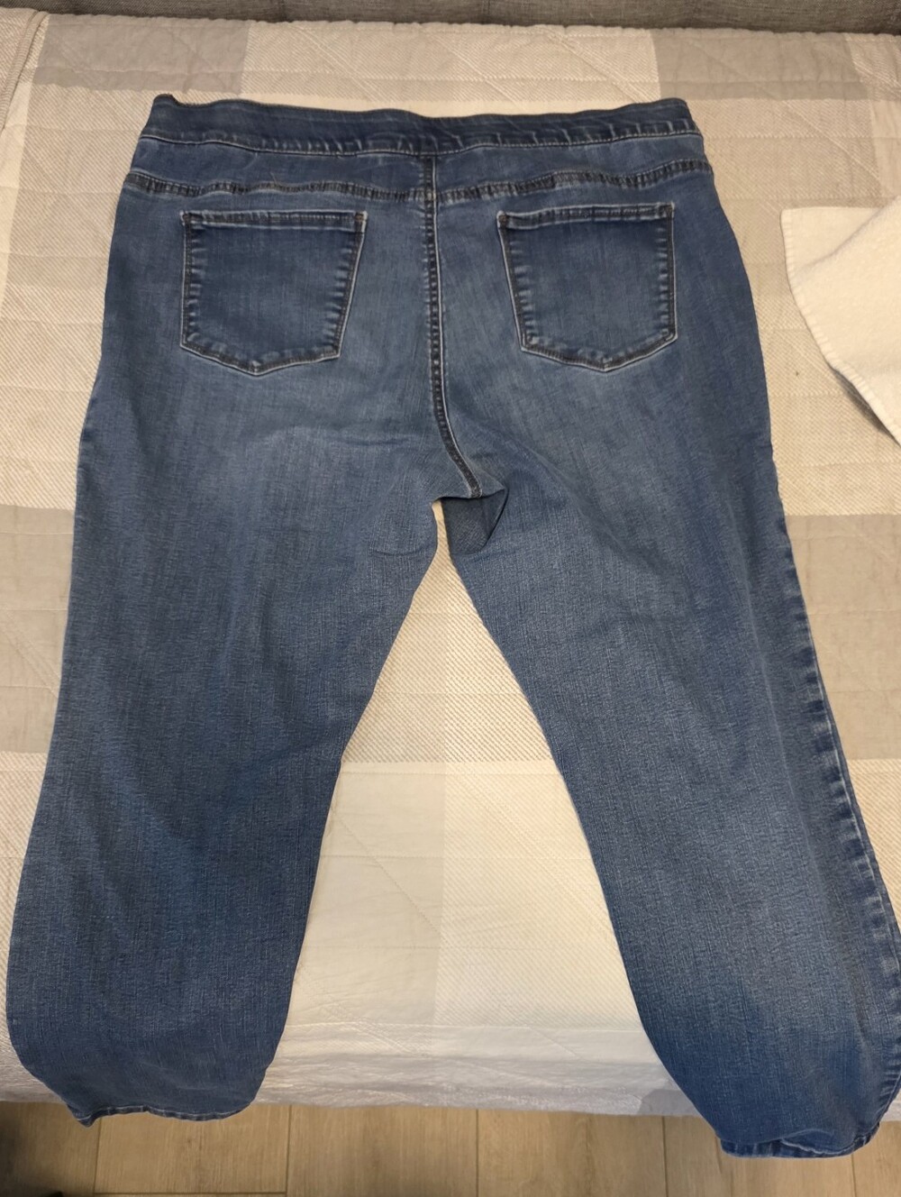 croft & barrow Straight Leg Jeans in Medium Blue Wash - Picture 2 of 10